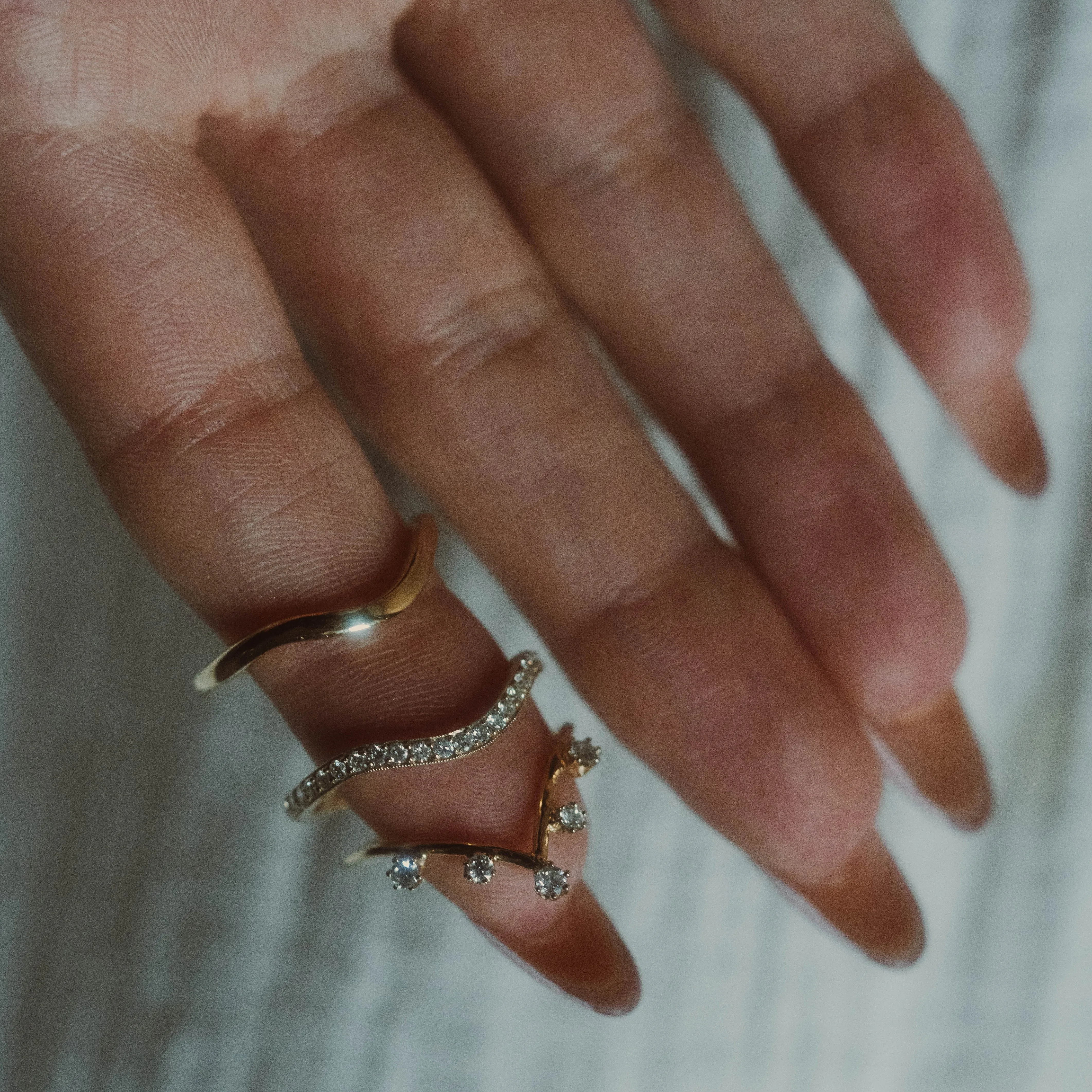 14k Low Tide Curved Band
