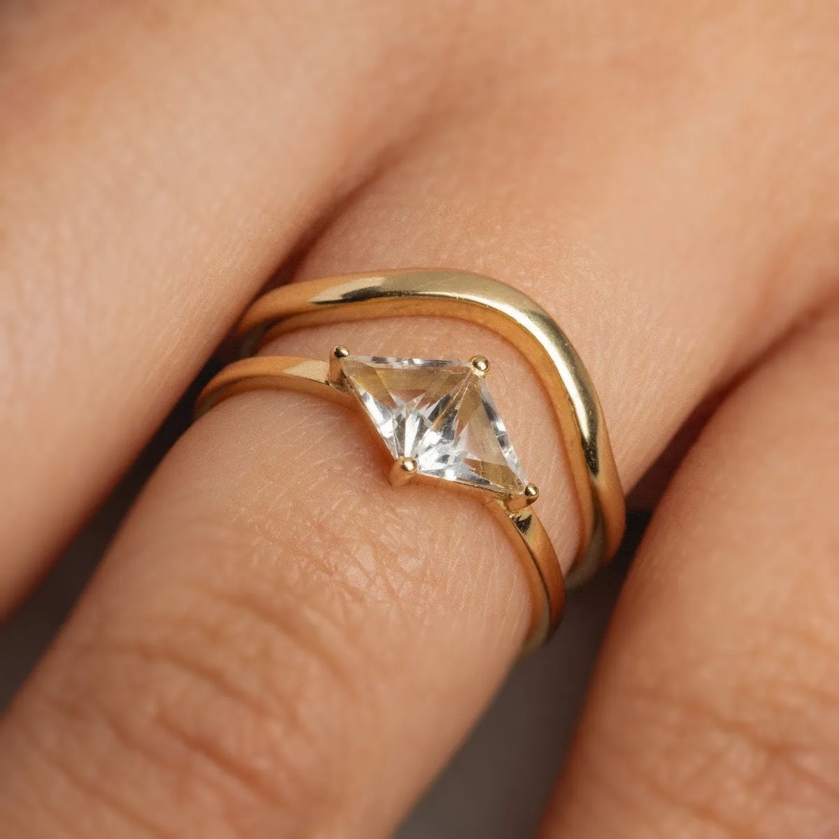 14k Low Tide Curved Band