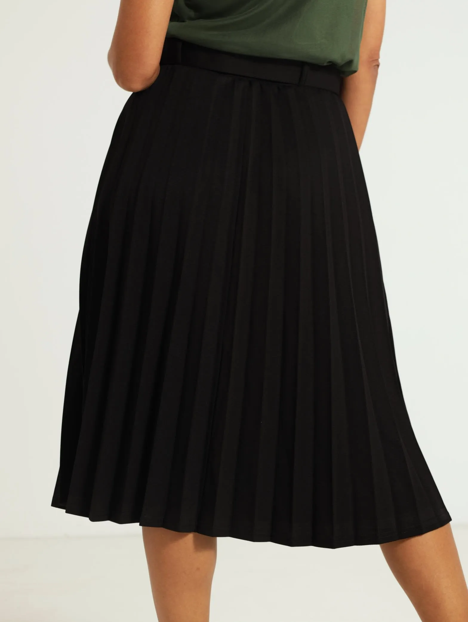 Pleated Skirt With Silver Buckle - Black